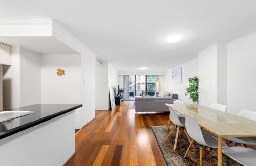 Pyrmont Apartment | Fantastic 3BR Apt with Parking & Darling Harbour - 10 mins walk