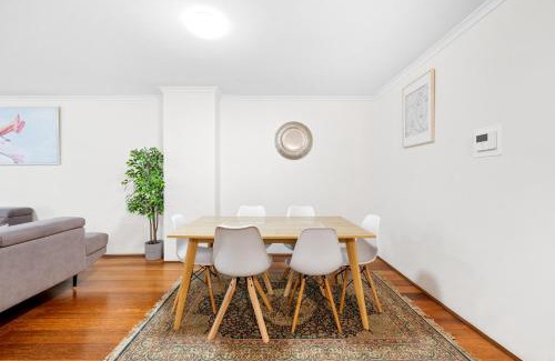 Pyrmont Apartment | Fantastic 3BR Apt with Parking & Darling Harbour - 10 mins walk