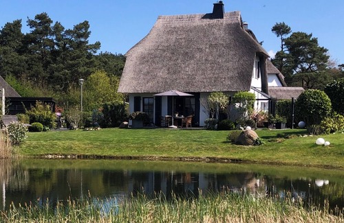 Fuhlendorf House | Fantastic 5 * Thatched cottage on the water with sauna, outdoor Jacuzzi, fireplace u. v.