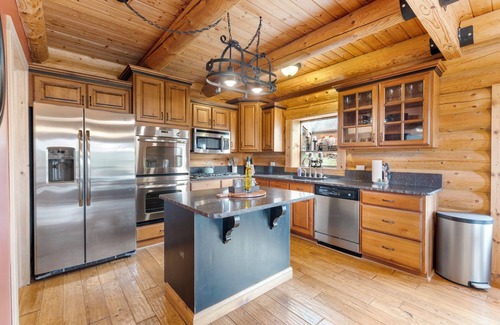 Duck Creek Village Cabin | Fantastic 5-bedroom Cabin with Wi-Fi in Duck Creek Village NEW LISTING