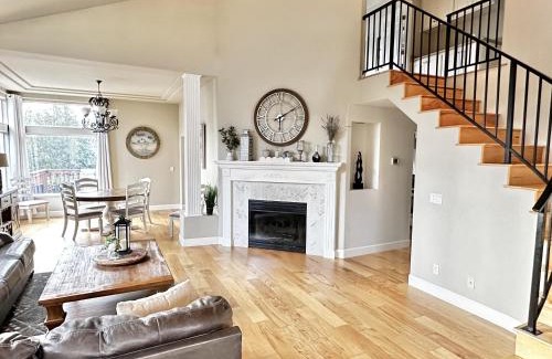 Medford House | Fantastic Bright 4 Bedroom- Deck - Fireplaces