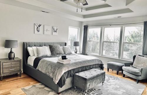 Medford House | Fantastic Bright 4 Bedroom- Deck - Fireplaces