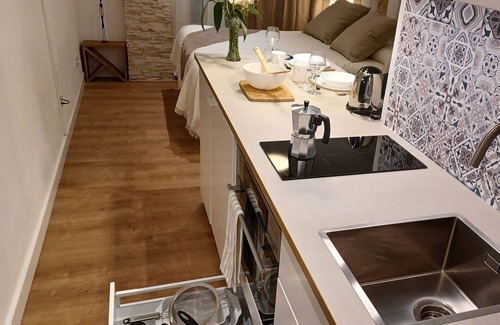 Alicante City Centre Apartment | Fantastic central and romantic studio 5 min. from the beach-Wifi-Aire Acon.