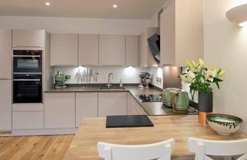 Saint Paul's Apartment | Fantastic Central Apartment for 6-Month Stay!