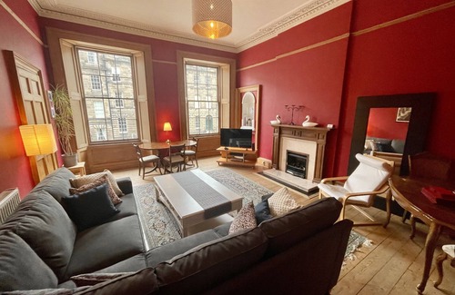 New Town Apartment | Fantastic city centre location - Spacious 3 bedroom apartment