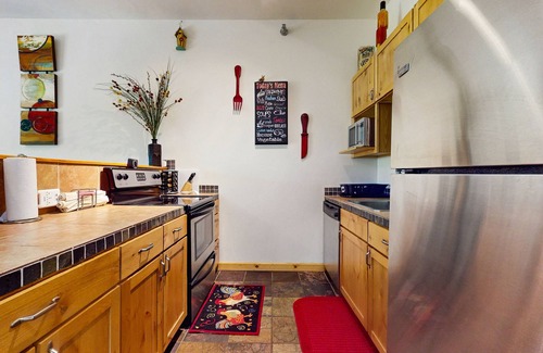 Taos Ski Valley Condo | Fantastic condo close to skiing with fireplace, gym, Ping-Pong - Snowbirds okay