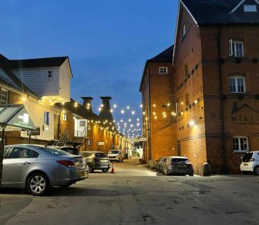 Bishop's Stortford Apartment | Fantastic convenient 2 Bedroom 2 bathroom Perfect for Stansted Airport, 2 minute walk to Bishops Stortford Train Station!