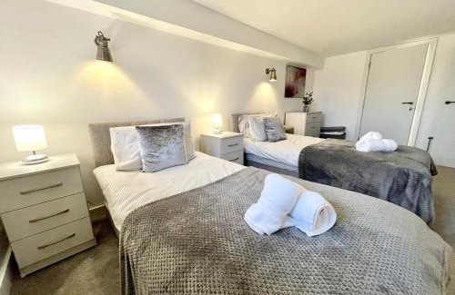 Bishop's Stortford Apartment | Fantastic convenient 2 Bedroom 2 bathroom Perfect for Stansted Airport, 2 minute walk to Bishops Stortford Train Station!