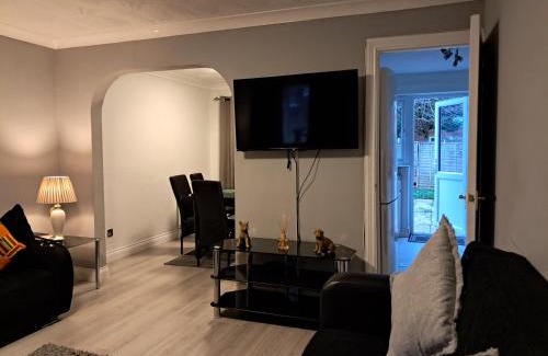 Custom House Apartment | FANTASTIC COZY 3bed Hse London ExCEL Free Parking WIFI Sleeps 6