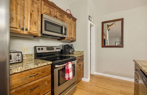 Chalet Village Ski Chalet | ❤Fantastic Fall⛰5min to GSMNP/Theater/Hot Tub/WiFi/Close to Gatlinburg