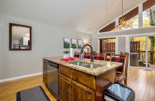 Chalet Village Ski Chalet | ❤Fantastic Fall⛰5min to GSMNP/Theater/Hot Tub/WiFi/Close to Gatlinburg