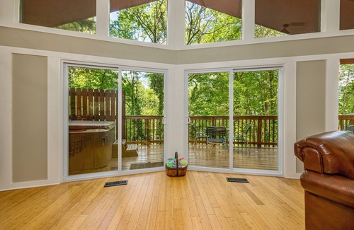 Chalet Village Ski Chalet | ❤Fantastic Fall⛰5min to GSMNP/Theater/Hot Tub/WiFi/Close to Gatlinburg