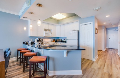 Gulf Shores Condo | Fantastic gulf front condo with Gulf view from bed. WALKING DISTANCE TO ALL!