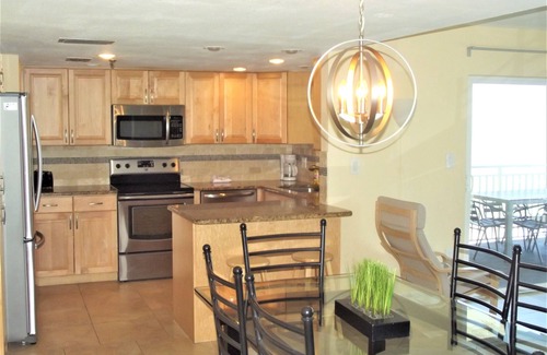 Redington Shores Condo | Fantastic Gulf View! On the beach! 3 Bdrms, 3 Baths, Great Pool and Hot Tub