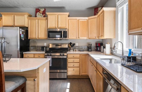 Southeast Bend House | Fantastic High Desert Retreat, Pet Friendly, Fenced Backyard w/Covered Patio, Ping Pong, BBQ