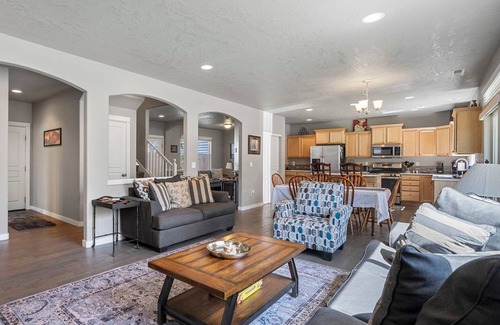 Southeast Bend House | Fantastic High Desert Retreat, Pet Friendly, Fenced Backyard w/Covered Patio, Ping Pong, BBQ
