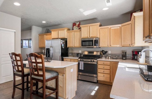 Southeast Bend House | Fantastic High Desert Retreat, Pet Friendly, Fenced Backyard w/Covered Patio, Ping Pong, BBQ