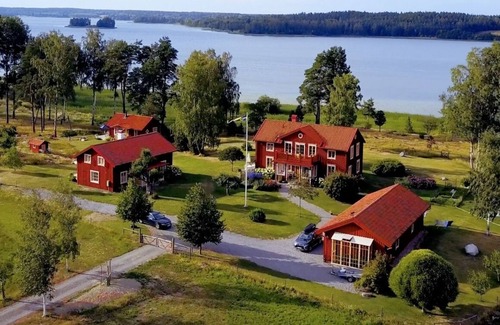 Gnesta Municipality House | Fantastic holiday home directly at the lake Nyckelsjön