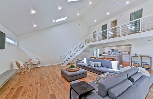 Northeast Virginia Beach House | Fantastic home in the heart of the VB Resort Area Walk to Beach, Boardwalk.