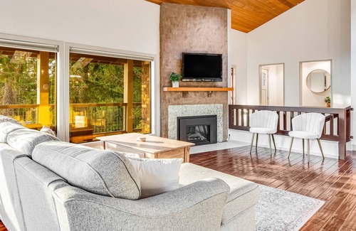 Clinton House | Fantastic home with water view, fireplace, full kitchen & washer/dryer