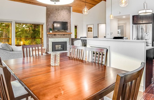 Clinton House | Fantastic home with water view, fireplace, full kitchen & washer/dryer