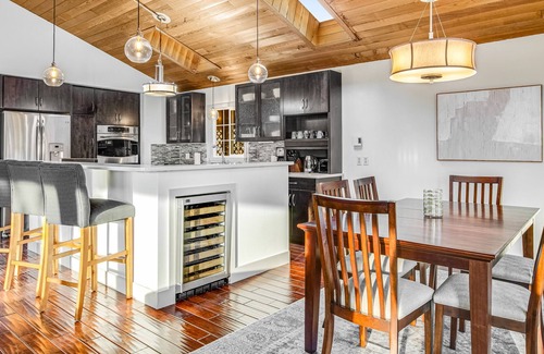 Clinton House | Fantastic home with water view, fireplace, full kitchen & washer/dryer