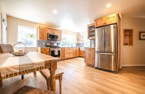 Bend House | Fantastic Location! Directly above river w/a 5 minute walk to downtown.
