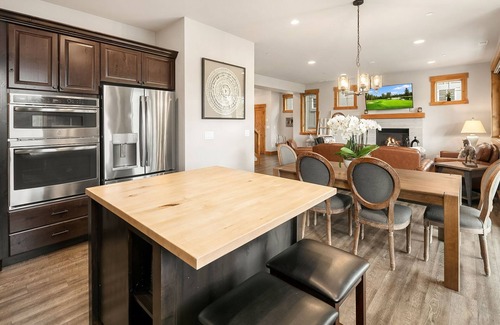 Cle Elum House | Fantastic location on the driving range! Four Masters*Hot Tub*Walk to the Spa
