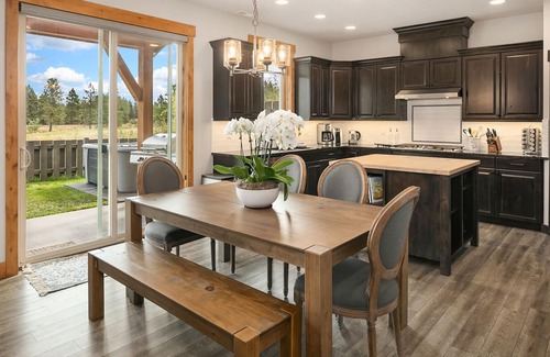 Cle Elum House | Fantastic location on the driving range! Four Masters*Hot Tub*Walk to the Spa