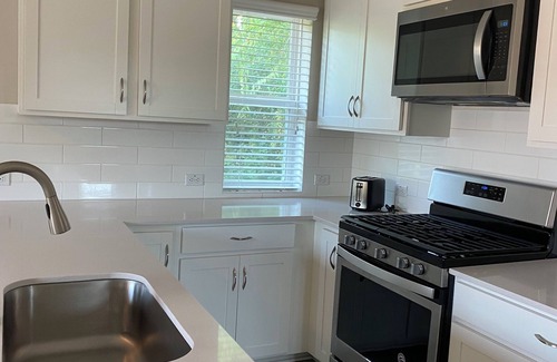 Crestview Apartment | Fantastic location! Pet Friendly! Walking distance to the train and restaurants