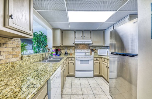 Gulf Shores Condo | Fantastic location and beach views in Gulf Shores BEACHFRONT- Pool - Free WIFI