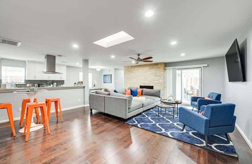 Northwest Dallas House | Fantastic Luxury 5BR Retreat with Hot Tub – Minutes from Downtown Dallas