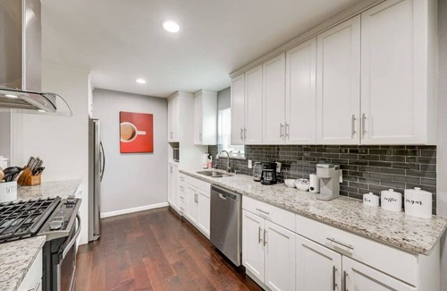 Northwest Dallas House | Fantastic Luxury 5BR Retreat with Hot Tub – Minutes from Downtown Dallas