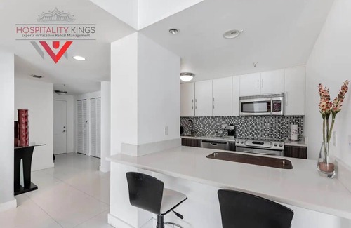 Edgewater Apartment | Fantastic New 3bed 2 Bath with Bay and city views!