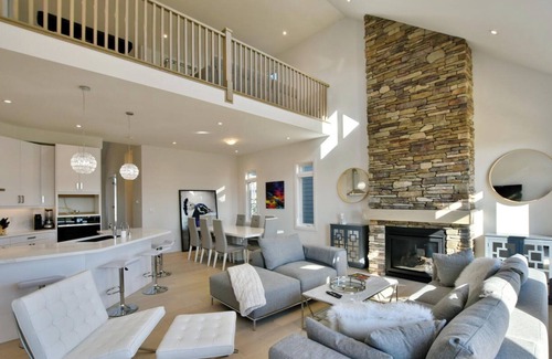The Blue Mountains House | Fantastic new house on a golf course one block from the beach on Georgian Bay
