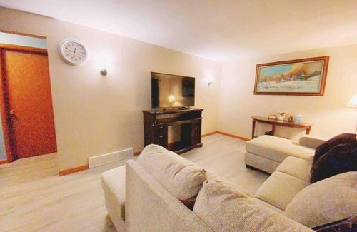 Stevens Point House | Fantastic Oil Paintings Decorated Home