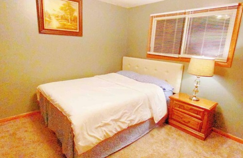 Stevens Point House | Fantastic Oil Paintings Decorated Home