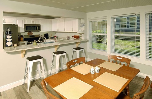 Lillian Cottage | FANTASTIC RATES! BOOK NOW AND SAVE* Beautiful bay front cottage!
