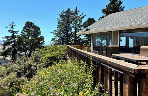 Gold Beach House | Fantastic River & Ocean Views! Family Friendly Home, Sleeps 8