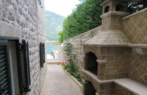 Dobrota Apartment | Fantastic Seaside Apartment in Dobrota for 7 people with fantastic view