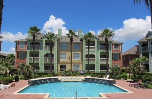 Galveston Condo | Fantastic Seawall Condo- Garden and Pool view