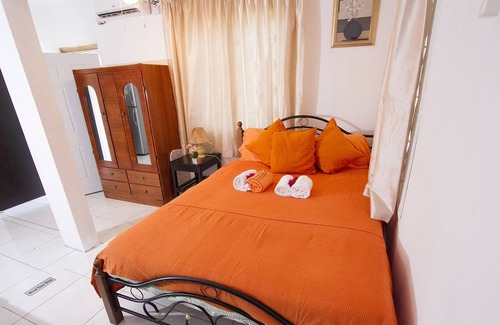 Mango Walk Apartment | Fantastic self catering Studio near the Hip Strip & Beach in Montego Bay Jamaica