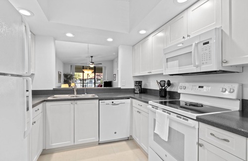 Trailer Estates Condo | Fantastic Shorewalk Vacation 2 bed/2 bath condo/Lake view/close to IMG, beaches