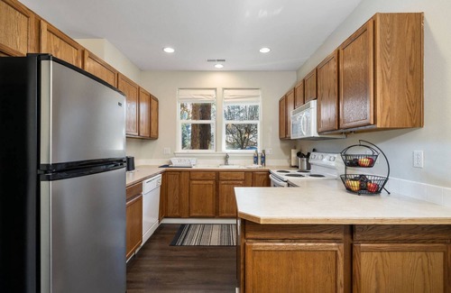 Southwest Bend House | Fantastic Single Level Family Retreat, Fenced Yard, Huge Deck w/Seating, 5 Minutes to Downtown Bend