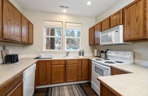 Southwest Bend House | Fantastic Single Level Family Retreat, Fenced Yard, Huge Deck w/Seating, 5 Minutes to Downtown Bend