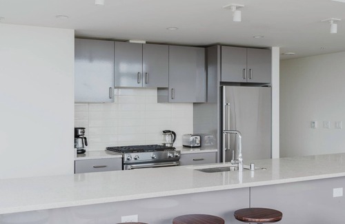 South Lake Union Apartment | Fantastic SLU 2BR w/Gym, Media Room, W/D & Rofotop, by Blueground