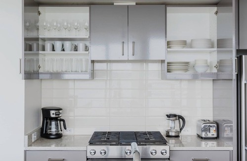 South Lake Union Apartment | Fantastic SLU 2BR w/Gym, Media Room, W/D & Rofotop, by Blueground
