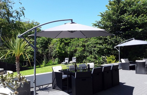 Brighstone House | Fantastic, sociable home in the beautiful village of Brighstone, with hot tub.