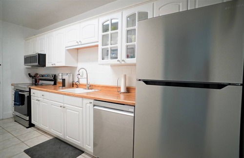 South Beach Apartment | Fantastic South Beach studio on Lincoln Rd w/direct beach access!