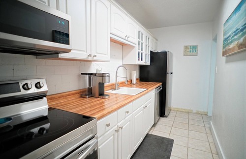 South Beach Apartment | Fantastic South Beach studio on Lincoln Rd w/direct beach access!